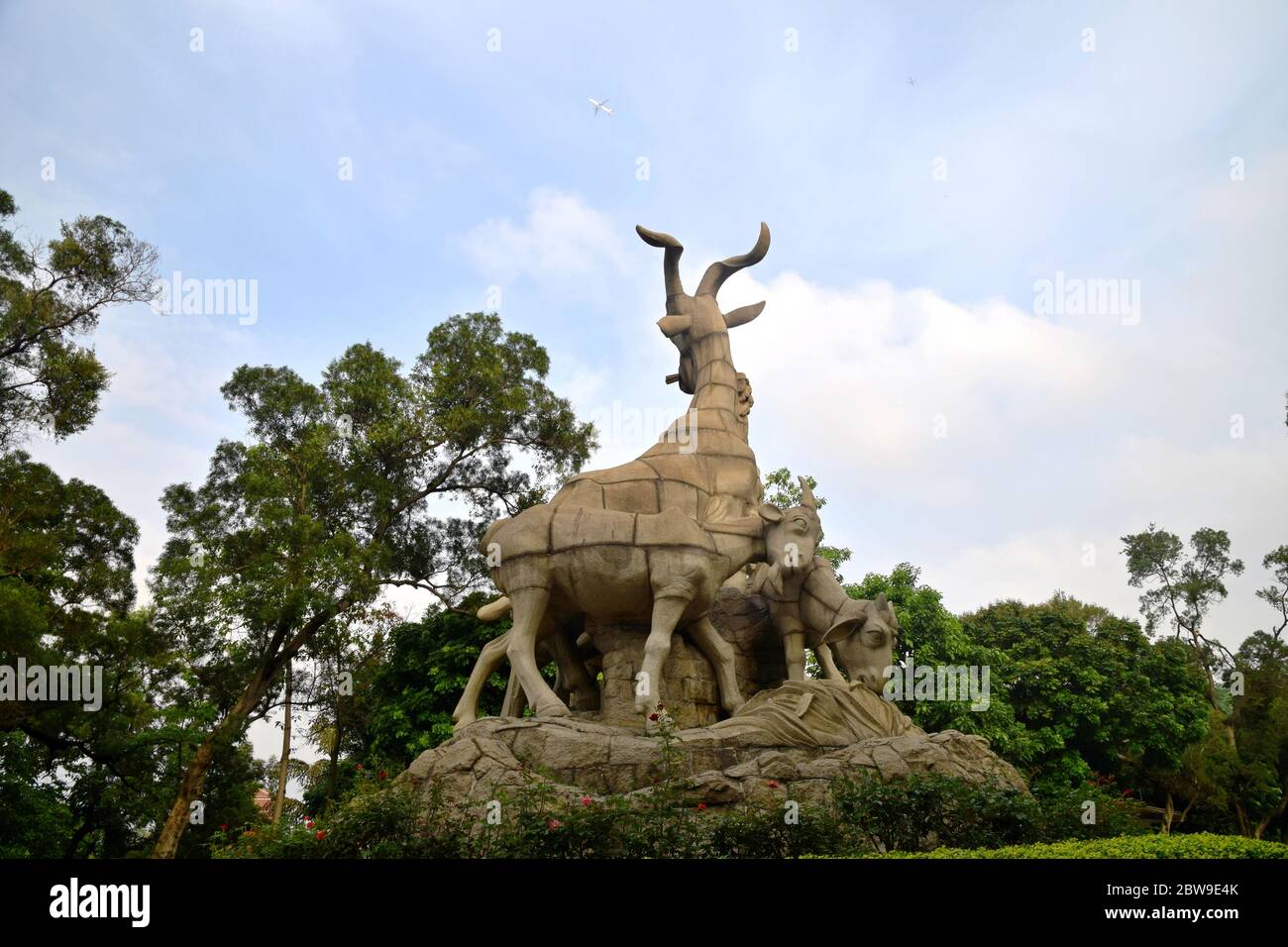 La scultura Five Rams si trova in cima alla collina di Yuexiu nel parco di Yuexiu a Guangzhou, rappresenta i cinque arieti che hanno dato alla città il suo soprannome di "Città dei Rams" Foto Stock