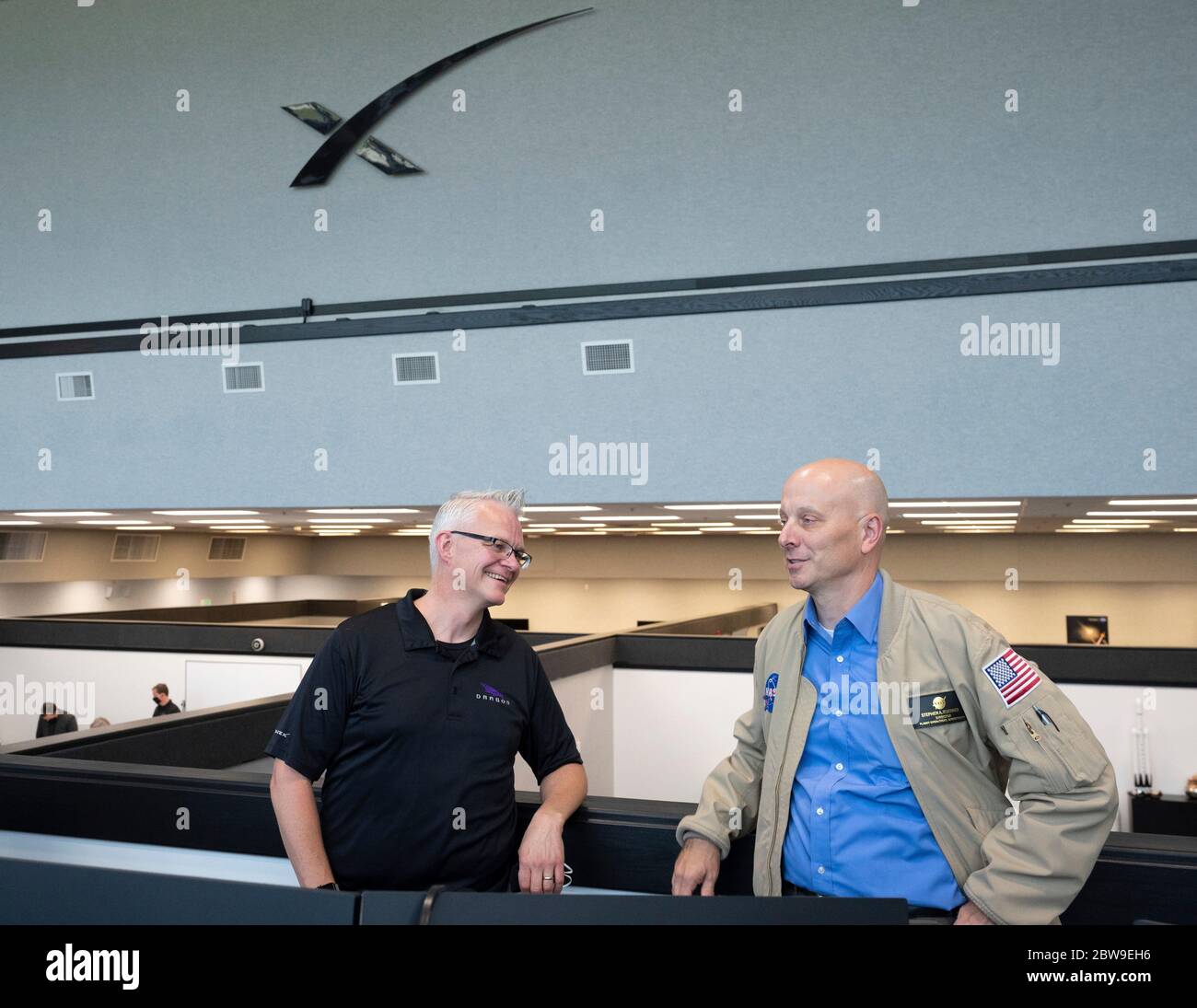 Cape Canaveral, Stati Uniti d'America. 30 maggio 2020. Benji Reed, direttore della gestione della missione dell'equipaggio a SpaceX, a sinistra, E Stephen Koerner, direttore della direzione operativa di volo presso il Johnson Space Center della NASA, a destra, dopo il lancio riuscito monitora il lancio di un razzo SpaceX Falcon 9 che trasporta la navicella spaziale Crew Dragon dal controllo della missione presso il Kennedy Space Center 30 maggio 2020 a Cape Canaveral, in Florida. La navicella spaziale trasportava astronauti Douglas Hurley e Robert Behnken in orbita sulla loro strada per la Stazione spaziale Internazionale. Credit: JOEL Kowsky/NASA/Alamy Live NE Foto Stock