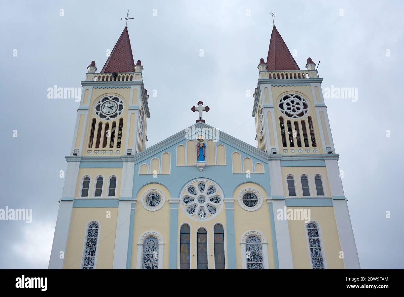 Facciata della Cattedrale di nostra Signora dell'Espiazione, una chiesa cattolica a Baguio, Filippine, Sud-est asiatico. Foto scattata il 14 febbraio 2017 Foto Stock