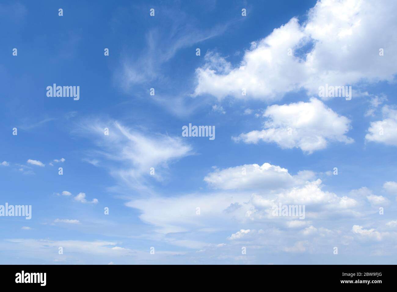 Sfondo del cielo estivo, cielo luminoso con elemento di sfondo nuvoloso. Foto Stock