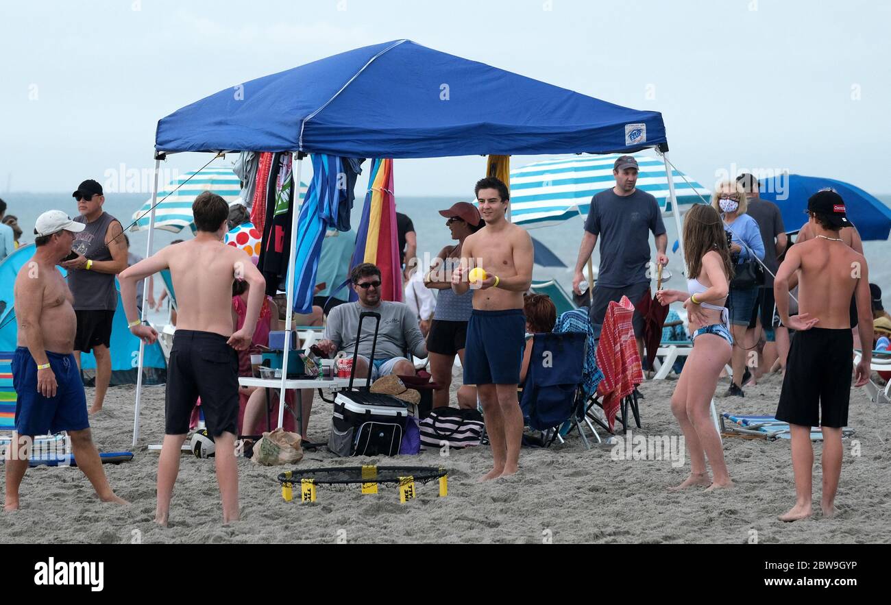 Cocoa Beach, Stati Uniti. 30 maggio 2020. Le persone si prendano parte alle attività in spiaggia sulla spiaggia di Cocoa prima del lancio di SpaceX Demo-2 Falcon 9, Crew Dragon con gli astronauti della NASA Bob Behnken e Doug Hurley a bordo dal Kennedy Space Center sabato 30 maggio 2020. Photo by Gary i Rothstein/UPI Credit: UPI/Alamy Live News Foto Stock