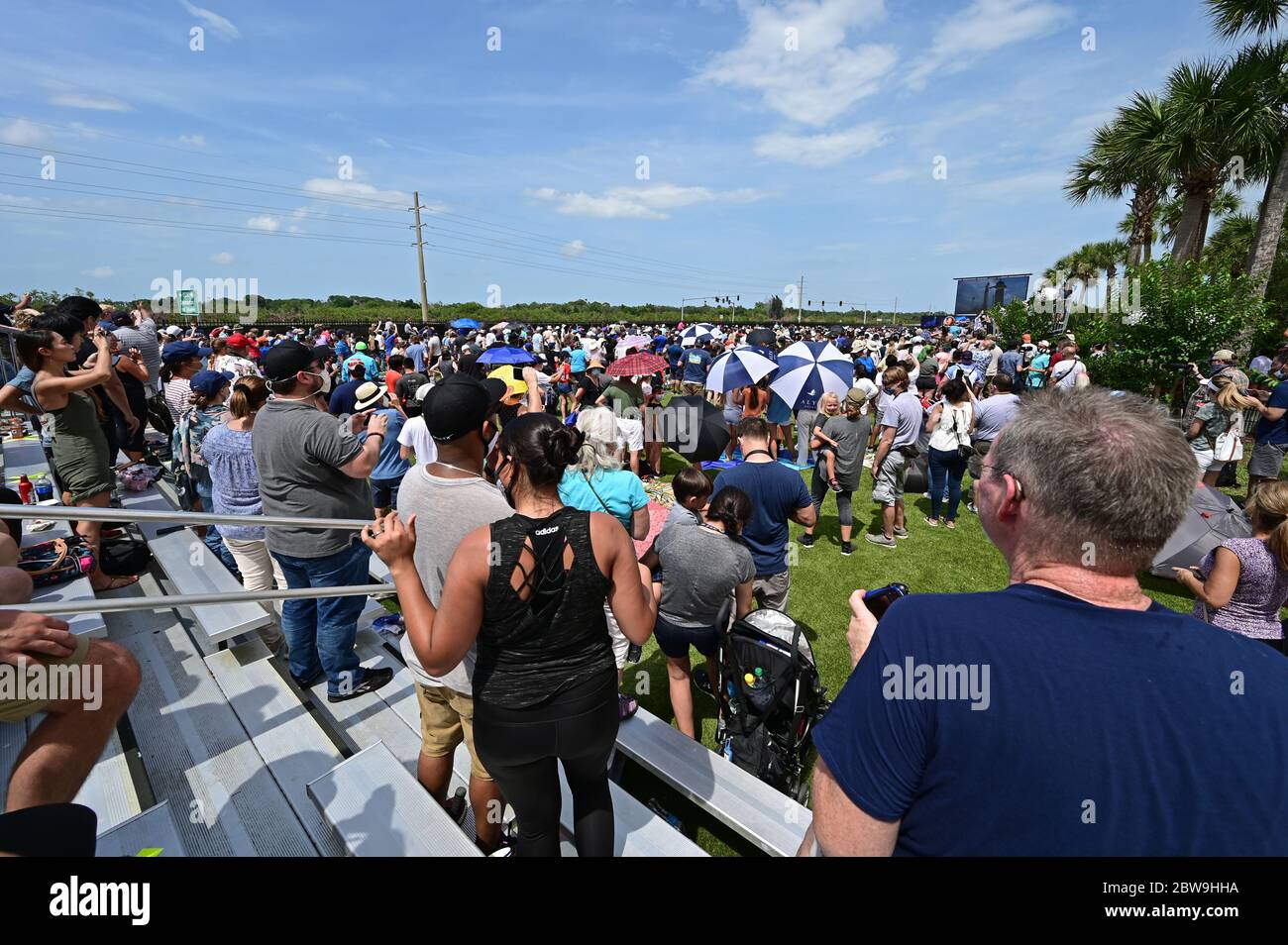 Kennedy Space Center, Merritt Island, Florida - 30 maggio 2020 - gli spettatori si riuniscono per il lancio con equipaggio della missione congiunta della NASA SpaceX. Foto Stock