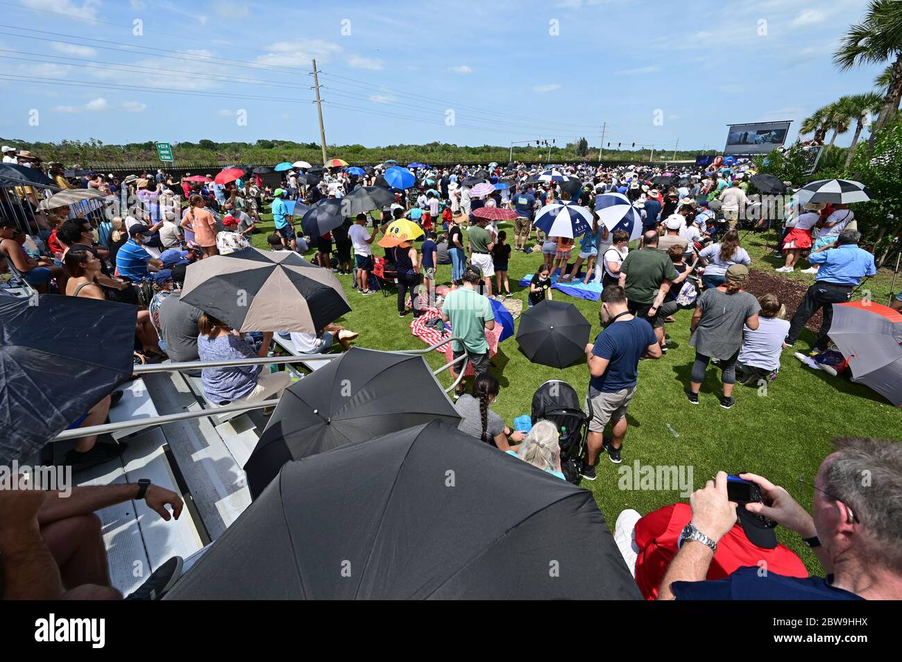 Kennedy Space Center, Merritt Island, Florida - 30 maggio 2020 - gli spettatori si riuniscono per il lancio con equipaggio della missione congiunta della NASA SpaceX. Foto Stock