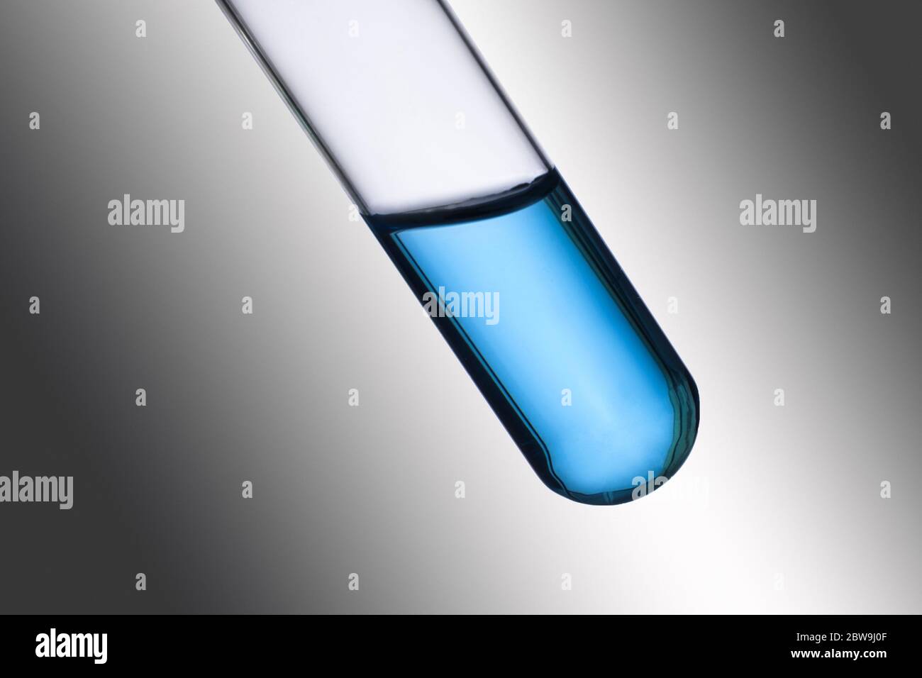 Primo piano della provetta con liquido blu Foto Stock