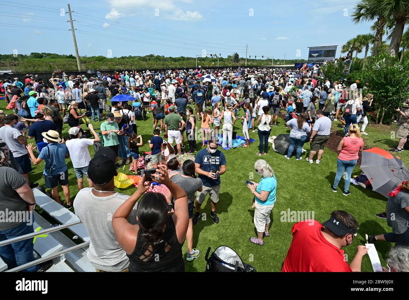 Kennedy Space Center, Merritt Island, Florida - 30 maggio 2020 - spettatori dopo il lancio con equipaggio della missione congiunta della NASA SpaceX. Foto Stock