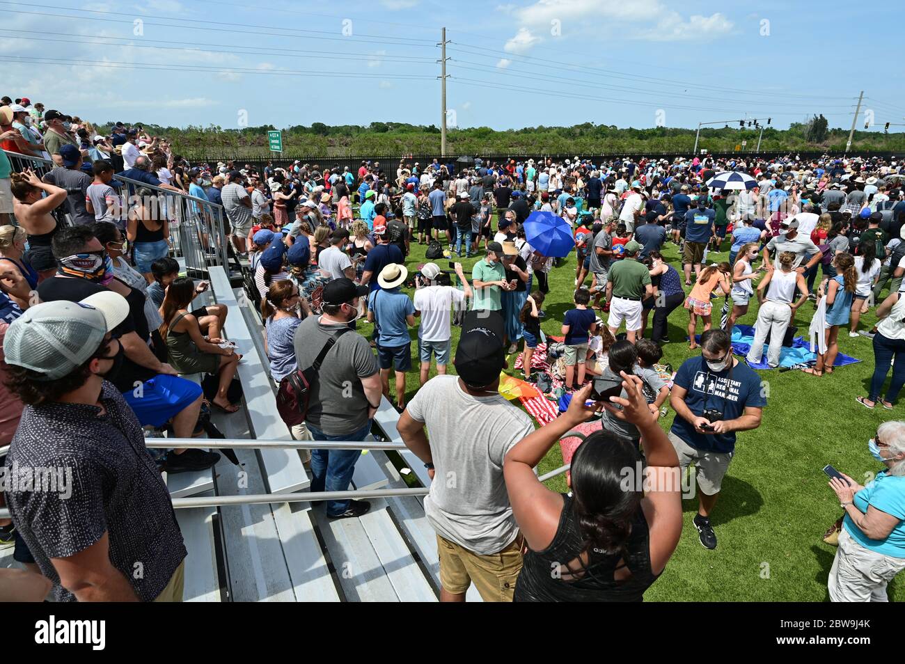 Kennedy Space Center, Merritt Island, Florida - 30 maggio 2020 - spettatori dopo il lancio con equipaggio della missione congiunta della NASA SpaceX. Foto Stock
