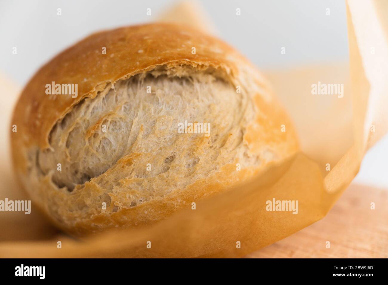Pane fresco raffreddato sul tagliere Foto Stock