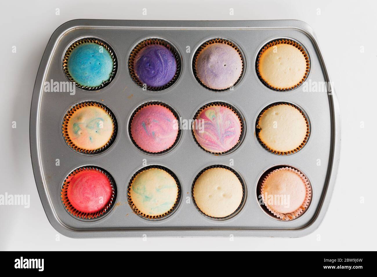 Cupcake roteati colorati in padella Foto Stock