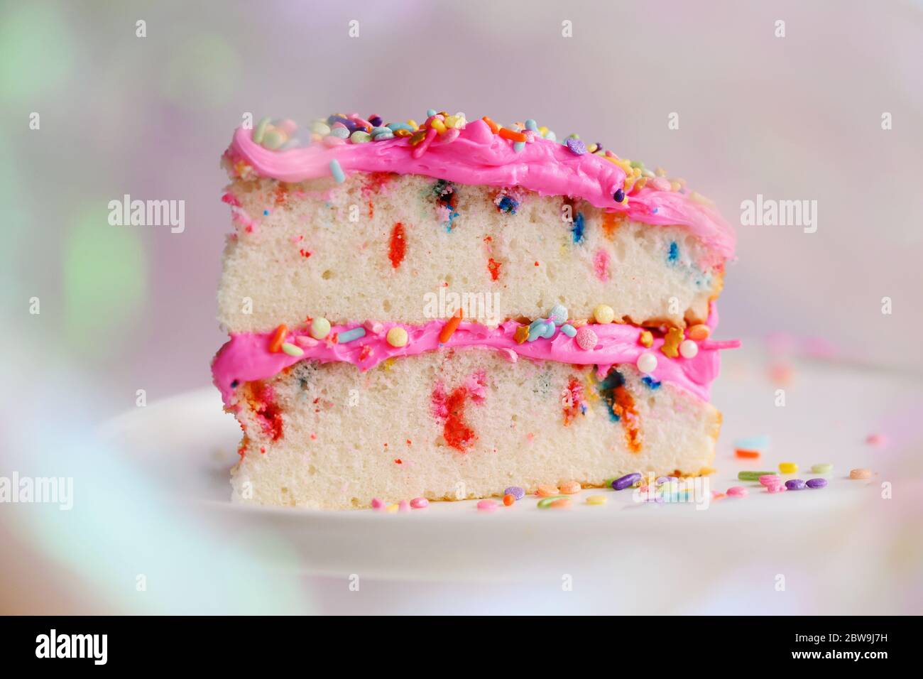 Fetta di torta festiva sul supporto per torte Foto Stock