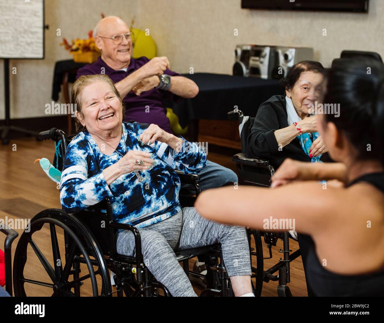 Senior persone aventi una lezione di fitness con istruttore Foto Stock