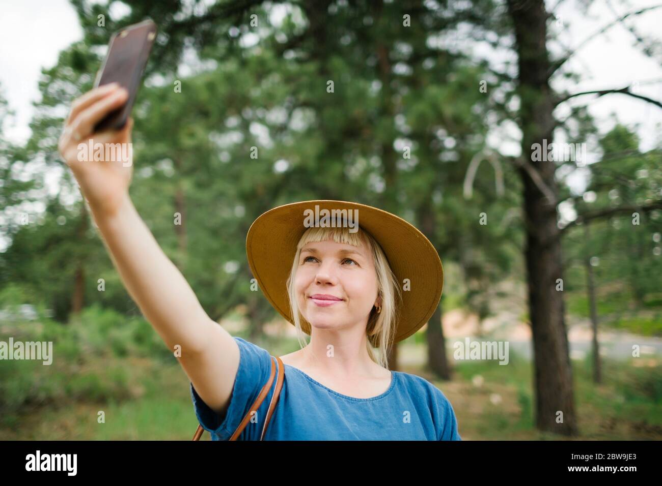 USA, Utah, Bryce Canyon, Donna che prende selfie nel parco nazionale Foto Stock