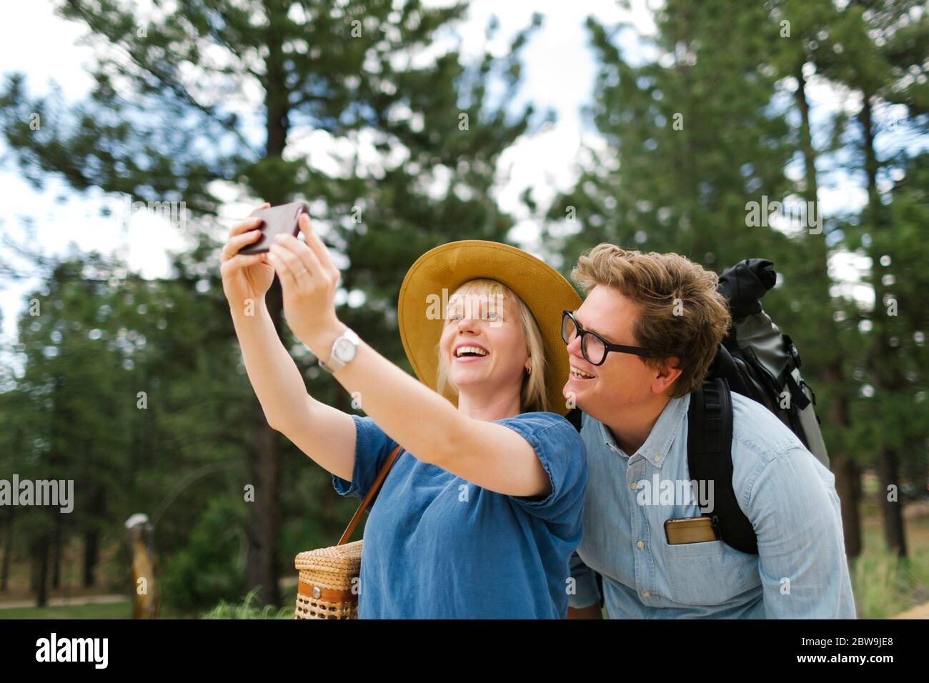 USA, Utah, Bryce Canyon, coppia che prende selfie nel parco nazionale Foto Stock