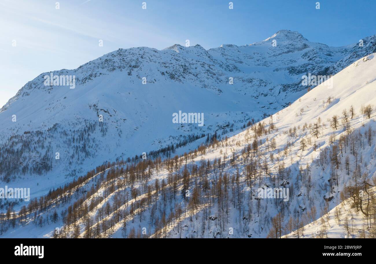 Svizzera, Canton Wallis, passo del Simplon, montagne in giornata di sole in inverno Foto Stock