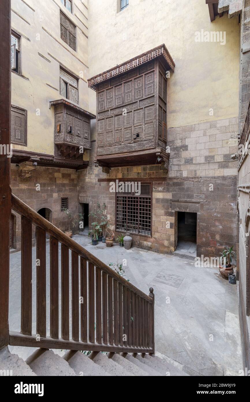 Facciata di epoca ottomana storica casa di Zeinab Khatoun con finestre in legno a oriel - Mashrabiya - e scala con balaustra in legno situato nel quartiere di Azhar, Cairo medievale, Egitto Foto Stock