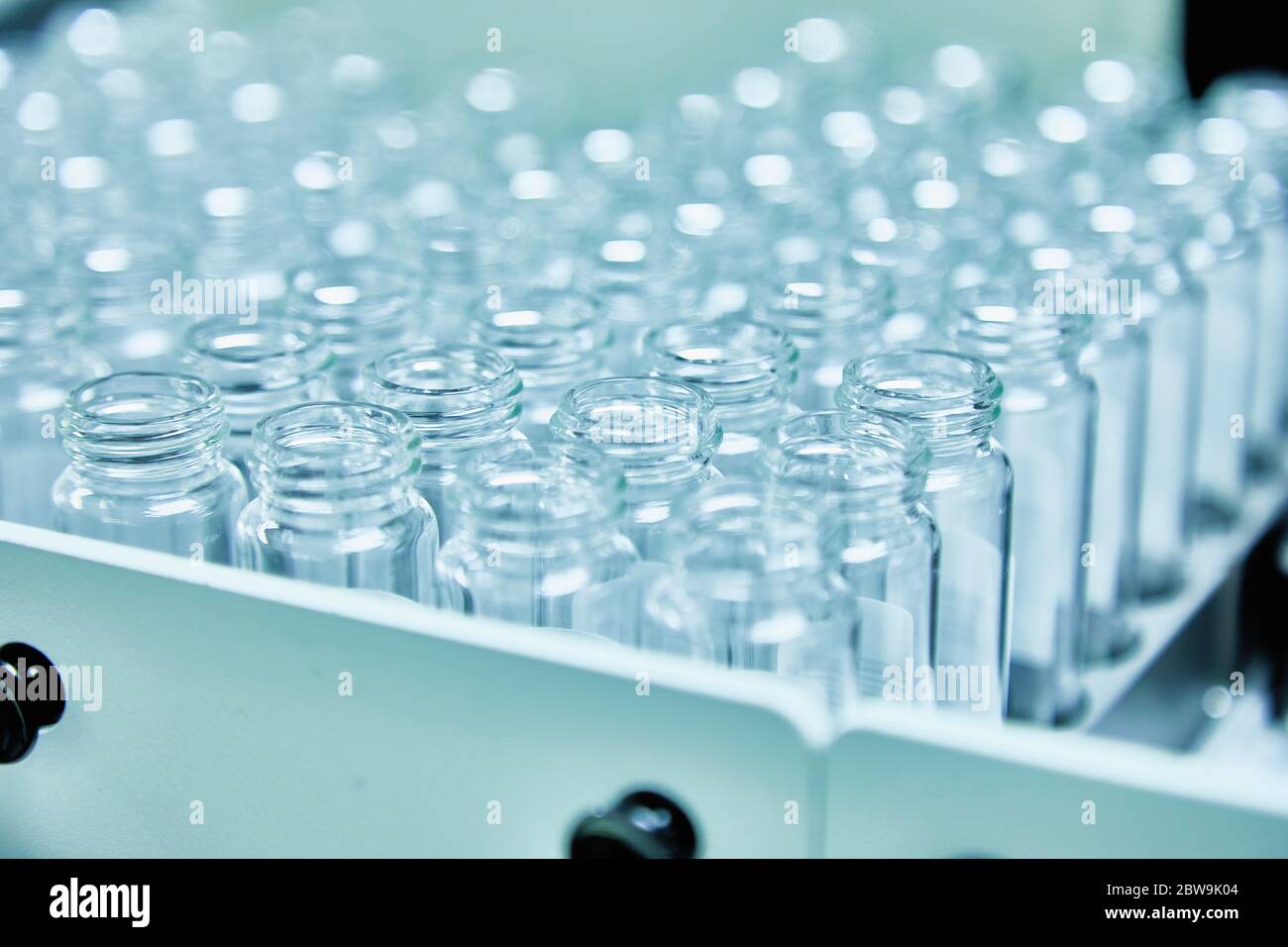 Flaconi o provette in contenitore Foto Stock