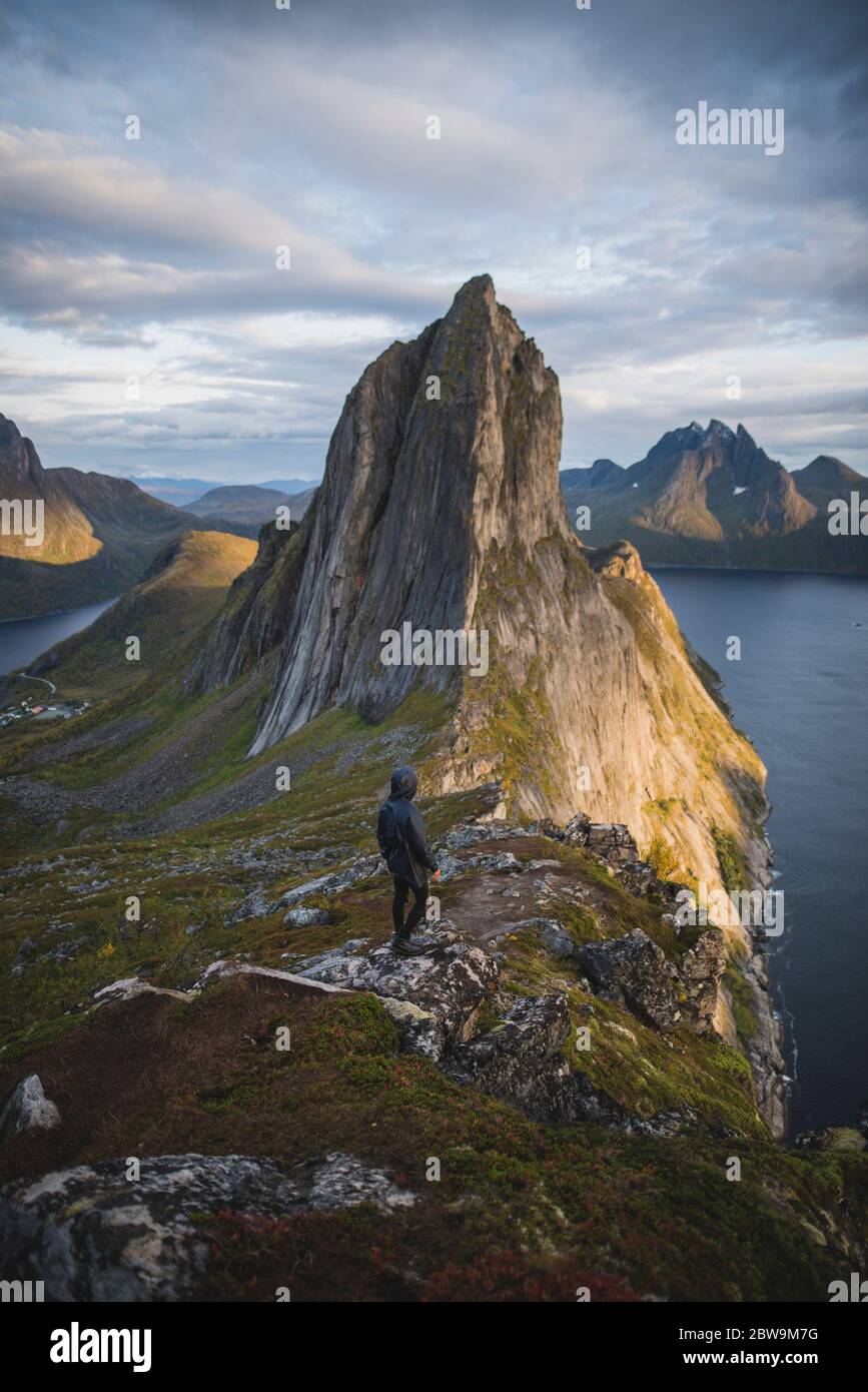 Norvegia, Senja, Man escursioni vicino alla montagna Segla Foto Stock