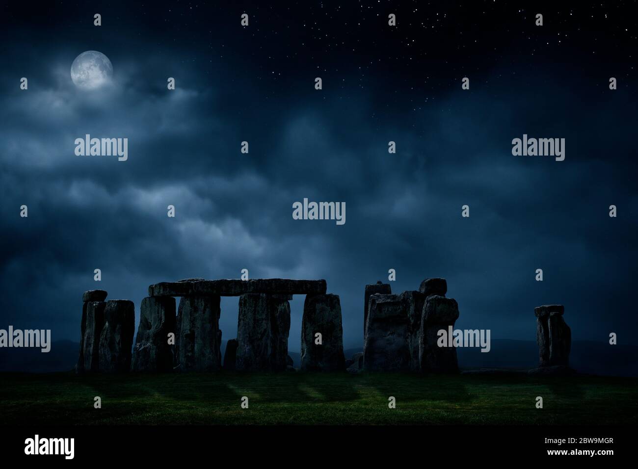 Regno Unito, Inghilterra, Luna piena sopra Stonehenge Foto Stock
