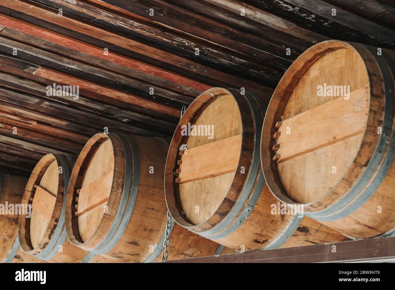 Rovere di legno marrone di vinificazione e fermentazione, stoccaggio prodotti agricoli. Foto Stock