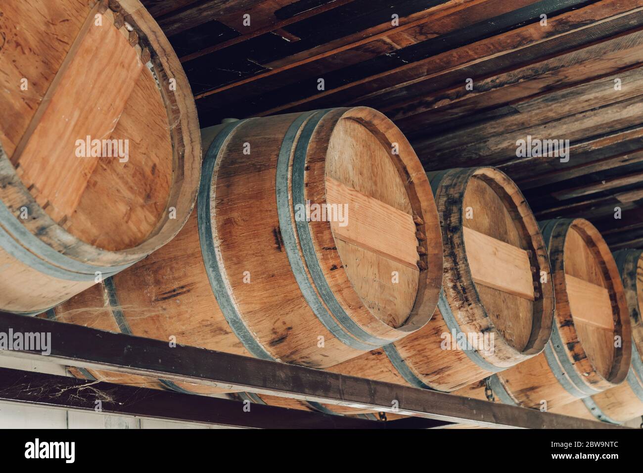 Rovere di legno marrone di vinificazione e fermentazione, stoccaggio prodotti agricoli. Foto Stock