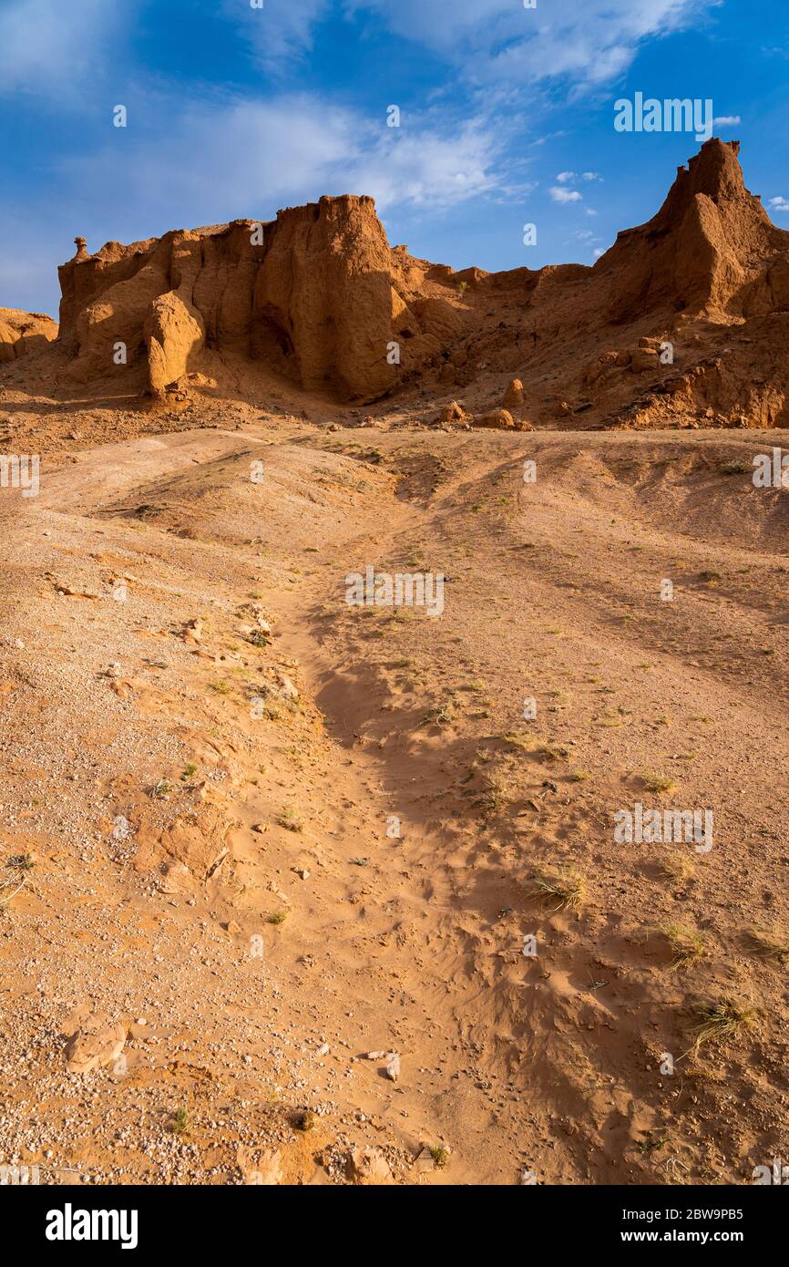 Le rocce arancioni di Bayan ZAG, conosciute come le scogliere fiammeggianti nel deserto di Gobi, Mongolia, dove furono trovati importanti fossili di dinosauri, Mongolia, Asia. Foto Stock