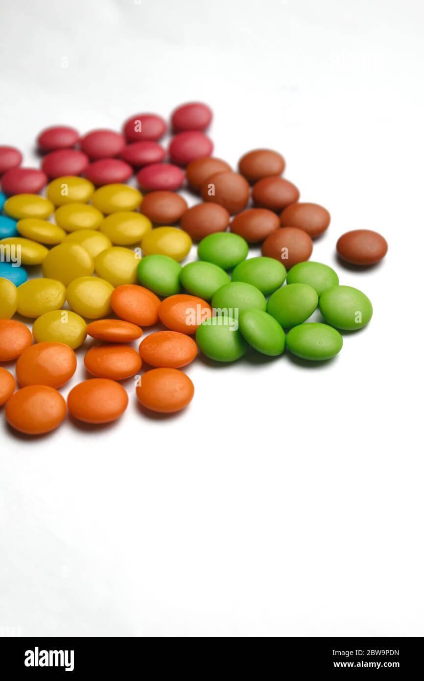 Caramelle al cioccolato colorate Foto Stock
