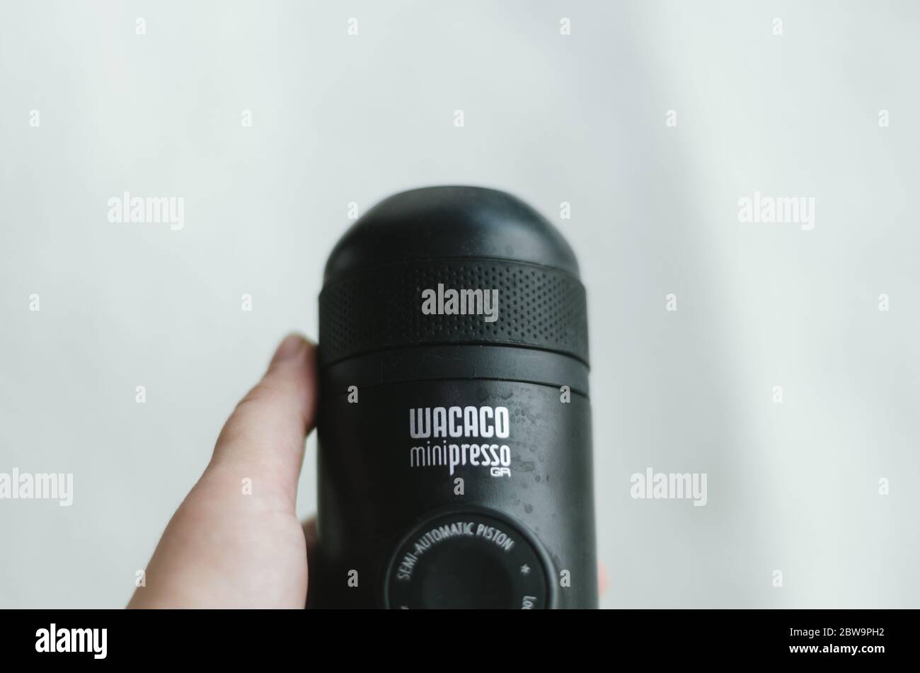 Un editoriale illustrativo di tutti i pezzi separati Wacaco Minipresso macchina in cui si può fare il caffè espresso in movimento. Foto Stock