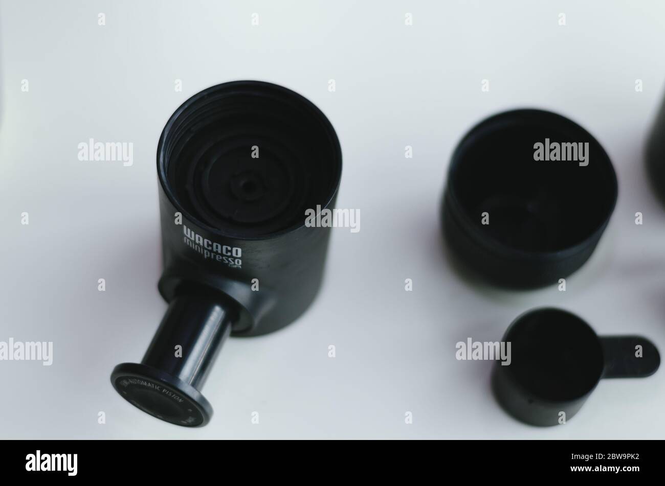 Un editoriale illustrativo di tutti i pezzi separati Wacaco Minipresso macchina in cui si può fare il caffè espresso in movimento. Foto Stock