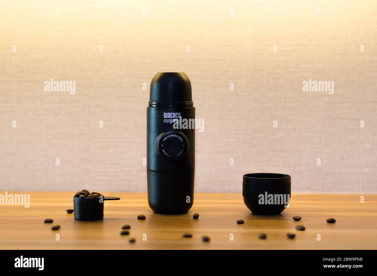 Un editoriale illustrativo di tutti i pezzi separati Wacaco Minipresso macchina in cui si può fare il caffè espresso in movimento. Foto Stock