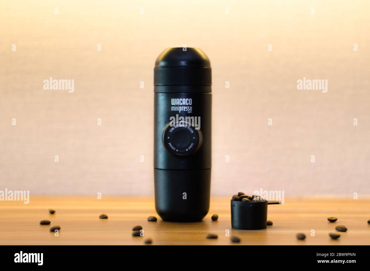 Un editoriale illustrativo della macchina Wacaco Minipresso in cui potete preparare il caffè espresso in movimento. Foto Stock