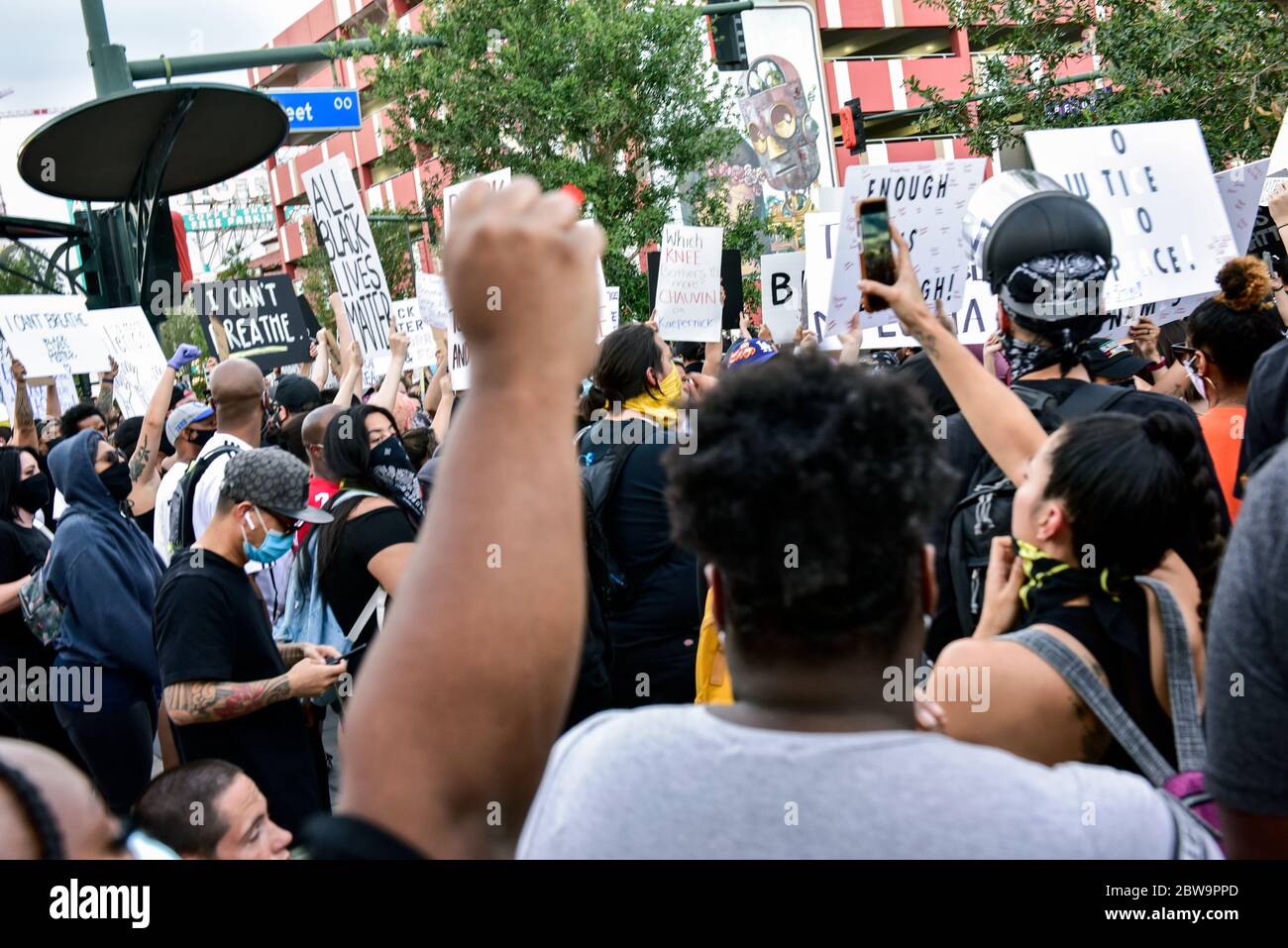 30 maggio 2020 Las Vegas, Nevada - UNA folla diversa si presenta per un grande rally per protestare contro la brutalità della polizia e la morte di George Floyd a Minneapolis, Minnesota, il rally ha iniziato al Downtown Container Park su Fremont Street e ha continuato per l'area del centro di Las Vegas, Nevada - Photo Credit: Ken Howard/Alamy Foto Stock