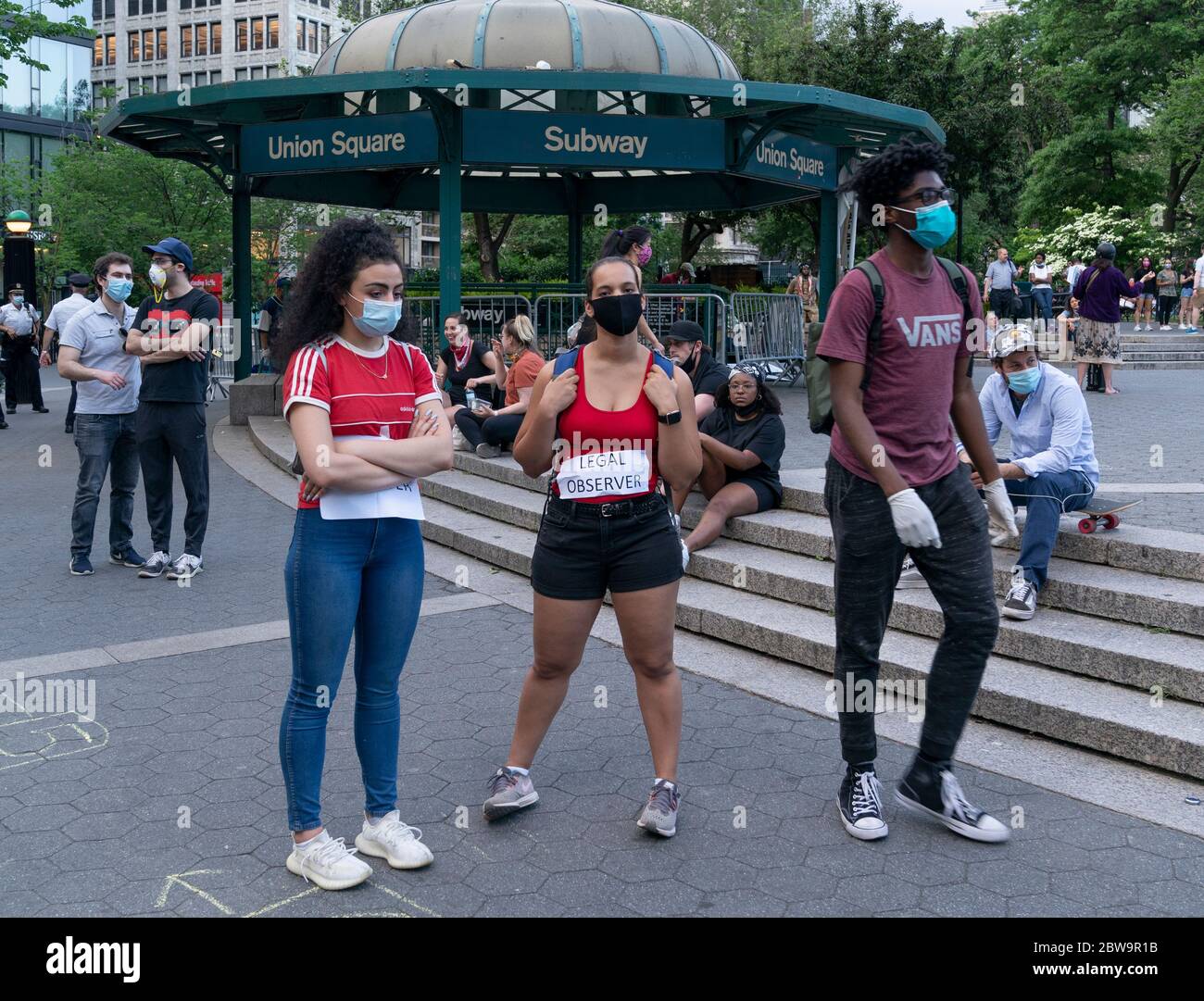 New York, NY - 30 maggio 2020: Osservatori legali presenziano alla protesta per denunciare l'uccisione di George Floyd di Minneapolis durante la pandemia COVID-19 sulle strade di Manhattan durante la pandemia COVID-19 Foto Stock