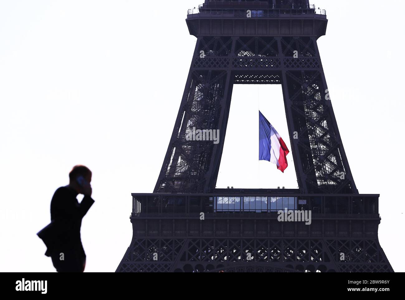 Pechino, Francia. 15 maggio 2020. Un uomo effettua una telefonata vicino alla Torre Eiffel a Parigi, Francia, 15 maggio 2020. L'istituto nazionale francese di statistica INSEE ha dichiarato il 29 maggio che il prodotto interno lordo (PIL) della Francia è stato rivisto in diminuzione di 0.5 punti, a meno del 5.3% per i primi tre mesi dell'anno. Credit: Gao Jing/Xinhua/Alamy Live News Foto Stock
