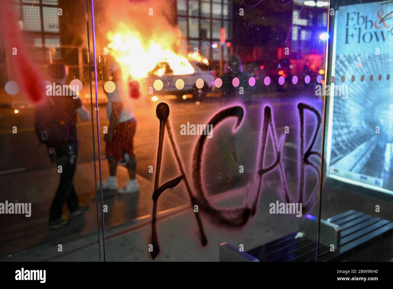 Una macchina di polizia brucia quando i manifestanti Black Lives Matter si scontrano con gli ufficiali di polizia della NYPD mentre le proteste in tutto il paese continuano sulla morte di George Floyd per mano della polizia di Minneapolis a New York il sabato 30 maggio 2020. L'ex poliziotto di Minneapolis Derek Chauvin è stato arrestato venerdì giorni dopo la messa in circolazione del video di lui che ha tenuto il ginocchio al collo di George Floyd per più di otto minuti prima che Floyd morì. Tutti e quattro gli ufficiali coinvolti nell'incidente sono stati licenziati anche dal Dipartimento di polizia di Minneapolis. Foto di Corey Sipkin/UPI Foto Stock