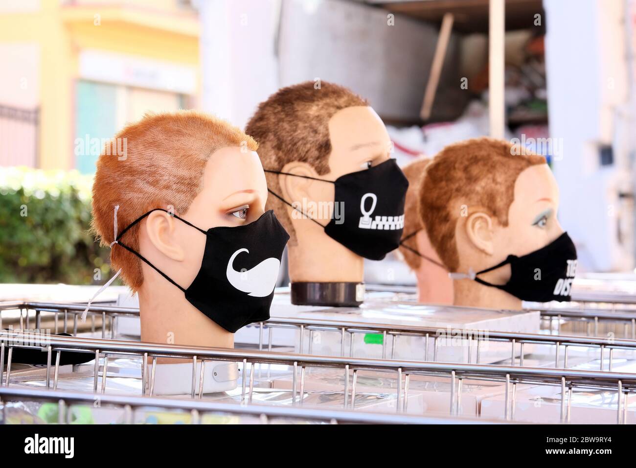 Fila di maschere di protezione per il mercato all'aperto. Concentratevi sul primo Foto Stock