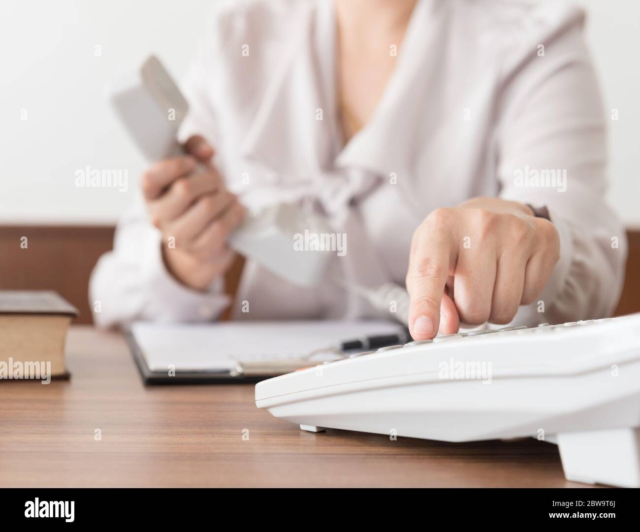 il commesso chiama il cliente per l'offerta di sconto o per l'assistenza telefonica. Foto Stock