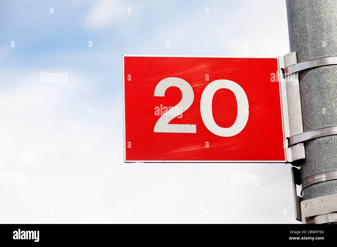 segno di fuoco con il numero venti in rosso e bianco Foto Stock