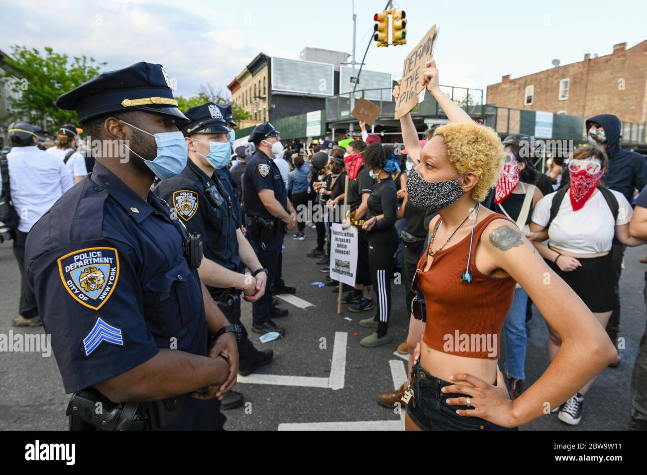 Un manifestante si trova di fronte alla polizia quando i manifestanti Black Lives Matter si scontrano con gli ufficiali della NYPD mentre continuano le proteste per la morte di George Floyd per mano della polizia di Minneapolis, a New York, sabato 30 maggio 2020. L'ex poliziotto di Minneapolis Derek Chauvin è stato arrestato venerdì giorni dopo la messa in circolazione del video di lui che ha tenuto il ginocchio al collo di George Floyd per più di otto minuti prima che Floyd morì. Tutti e quattro gli ufficiali coinvolti nell'incidente sono stati licenziati anche dal Dipartimento di polizia di Minneapolis. Foto di Corey Sipkin/UPI Foto Stock