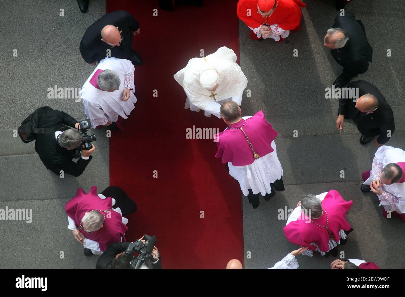 I canoni di Zagabria salutano il Papa Benedetto all'ingresso della Cattedrale di Zagabria Foto Stock