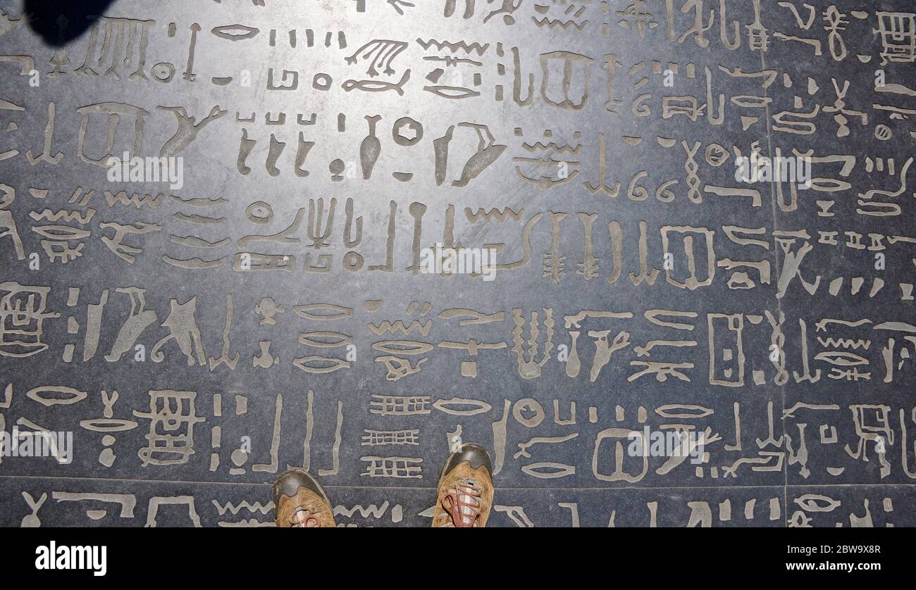 Pietra Rosetta ingrandita sulla Place des Écritures a Figeac il luogo di nascita di Champollion Foto Stock