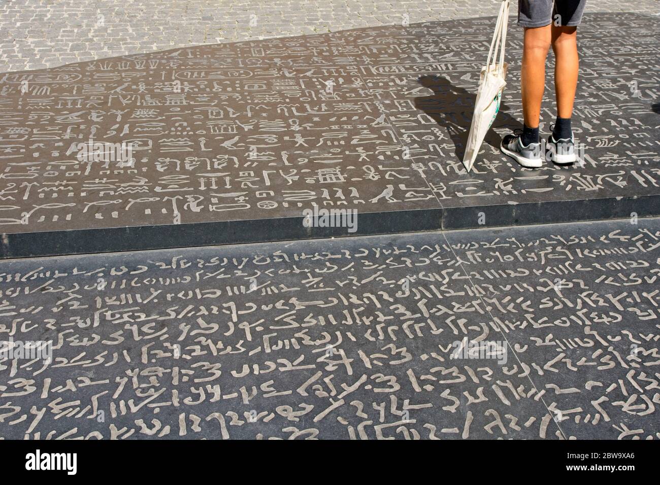 Pietra Rosetta ingrandita sulla Place des Écritures a Figeac il luogo di nascita di Champollion Foto Stock