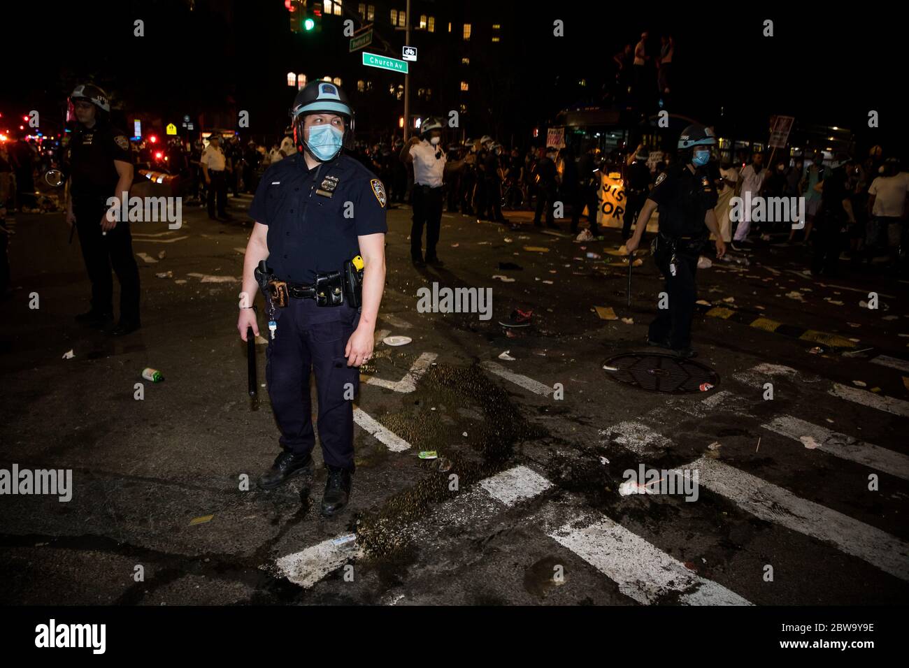 New York, Stati Uniti. 30 maggio 2020. Gli ufficiali del dipartimento di polizia di New York si confrontano con i dimostranti durante una protesta per la morte di George Floyd nel quartiere Brooklyn di New York, Stati Uniti, il 30 maggio 2020. Sabato, funzionari di New York hanno denunciato atti di violenza nelle proteste della città per la morte di George Floyd, dopo che circa 300 manifestanti sono stati arrestati in giorni. Il sindaco Bill de Blasio ha detto in una conferenza che alcuni manifestanti "hanno avuto un programma di violenza e incitamento" e la città non lo consente. Credit: Michael Nagle/Xinhua/Alamy Live News Foto Stock