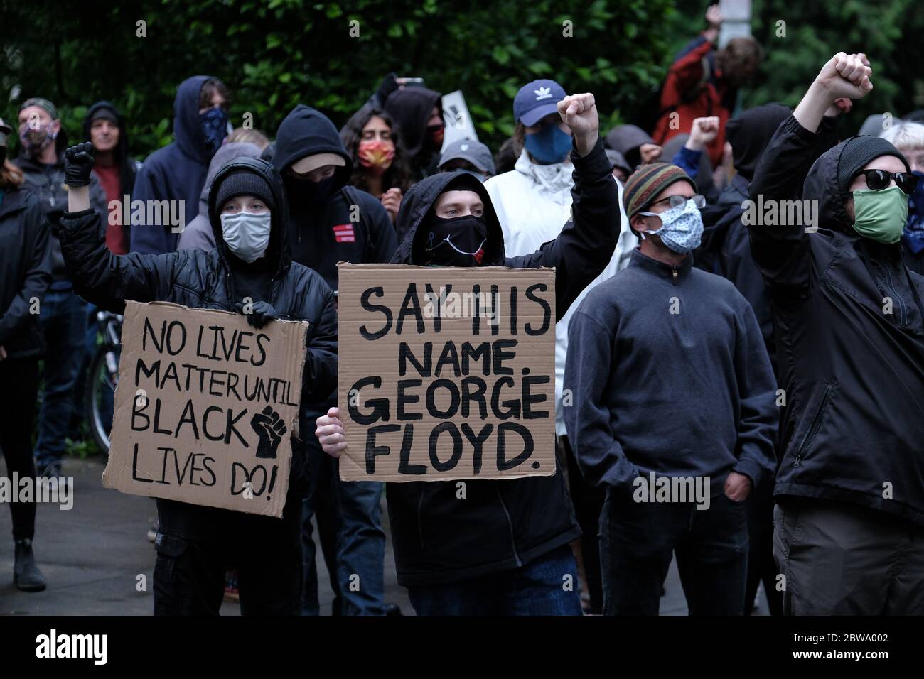 Portland, Stati Uniti. 30 maggio 2020. I manifestanti scendono in piazza per la seconda notte in solidarietà con le azioni in tutto il paese per George Floyd a Portland, Ore., il 30 maggio 2020. La polizia ha spostato i dimostranti fuori dal centro usando gas lacrimogeni e granate di scoppio prima del coprifuoco delle 20:00 che ha portato a schermaglie pensò la città. (Foto di Alex Milan Tracy/Sipa USA) Credit: Sipa USA/Alamy Live News Foto Stock