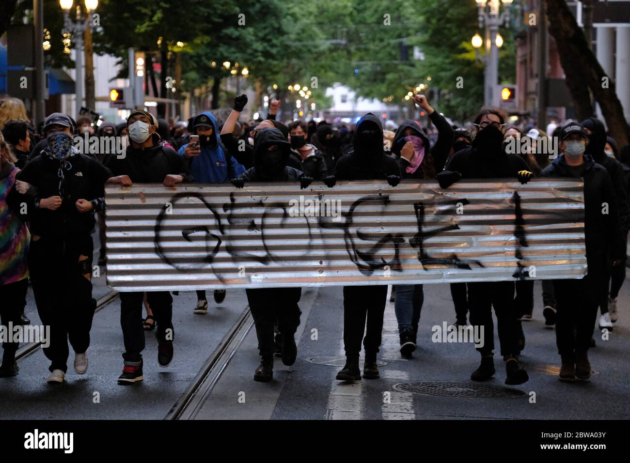 Portland, Stati Uniti. 30 maggio 2020. I manifestanti scendono in piazza per la seconda notte in solidarietà con le azioni in tutto il paese per George Floyd a Portland, Ore., il 30 maggio 2020. La polizia ha spostato i dimostranti fuori dal centro usando gas lacrimogeni e granate di scoppio prima del coprifuoco delle 20:00 che ha portato a schermaglie pensò la città. (Foto di Alex Milan Tracy/Sipa USA) Credit: Sipa USA/Alamy Live News Foto Stock