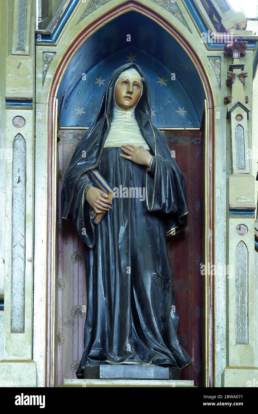 Statua di Santa Margherita Maria Alacoque all'altare del Sacro cuore di Gesù nella chiesa di San