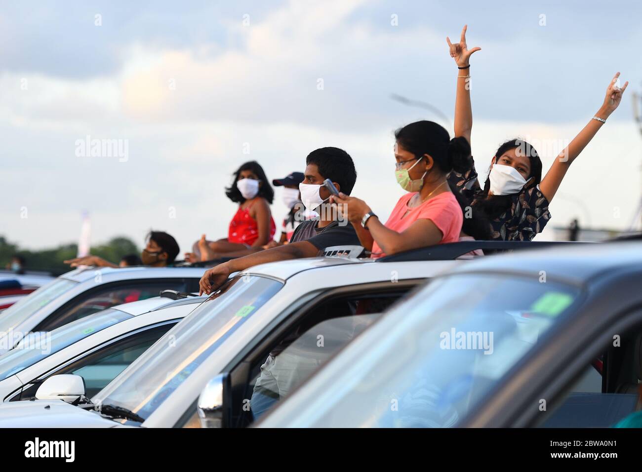 Colombo, Sri Lanka. 30 maggio 2020. La gente partecipa a uno spettacolo musicale all'aperto drive-in all'aeroporto Ratmalana, un aeroporto nazionale di Colombo, Sri Lanka, il 30 maggio 2020. Il primo concerto sperimentale di Drive-in dopo l'epidemia di COVID-19, che fa parte dell'iniziativa 'Restart Sri Lanka', si è tenuto sabato presso la sede dell'aeroporto di Ratmalana. Credit: A.hapuarachchi/Xinhua/Alamy Live News Foto Stock