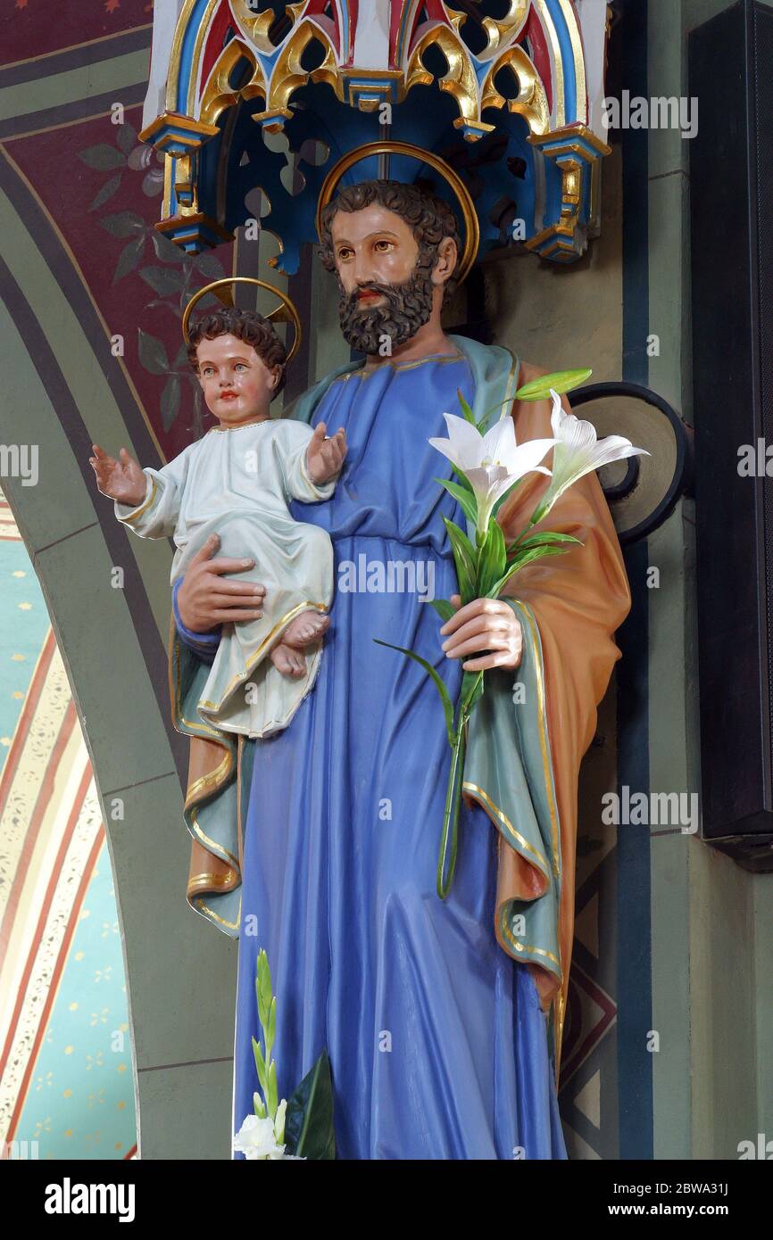 San Giuseppe conserva la statua di Gesù nella chiesa parrocchiale della Natività della Vergine Maria a Granesina, Croazia Foto Stock