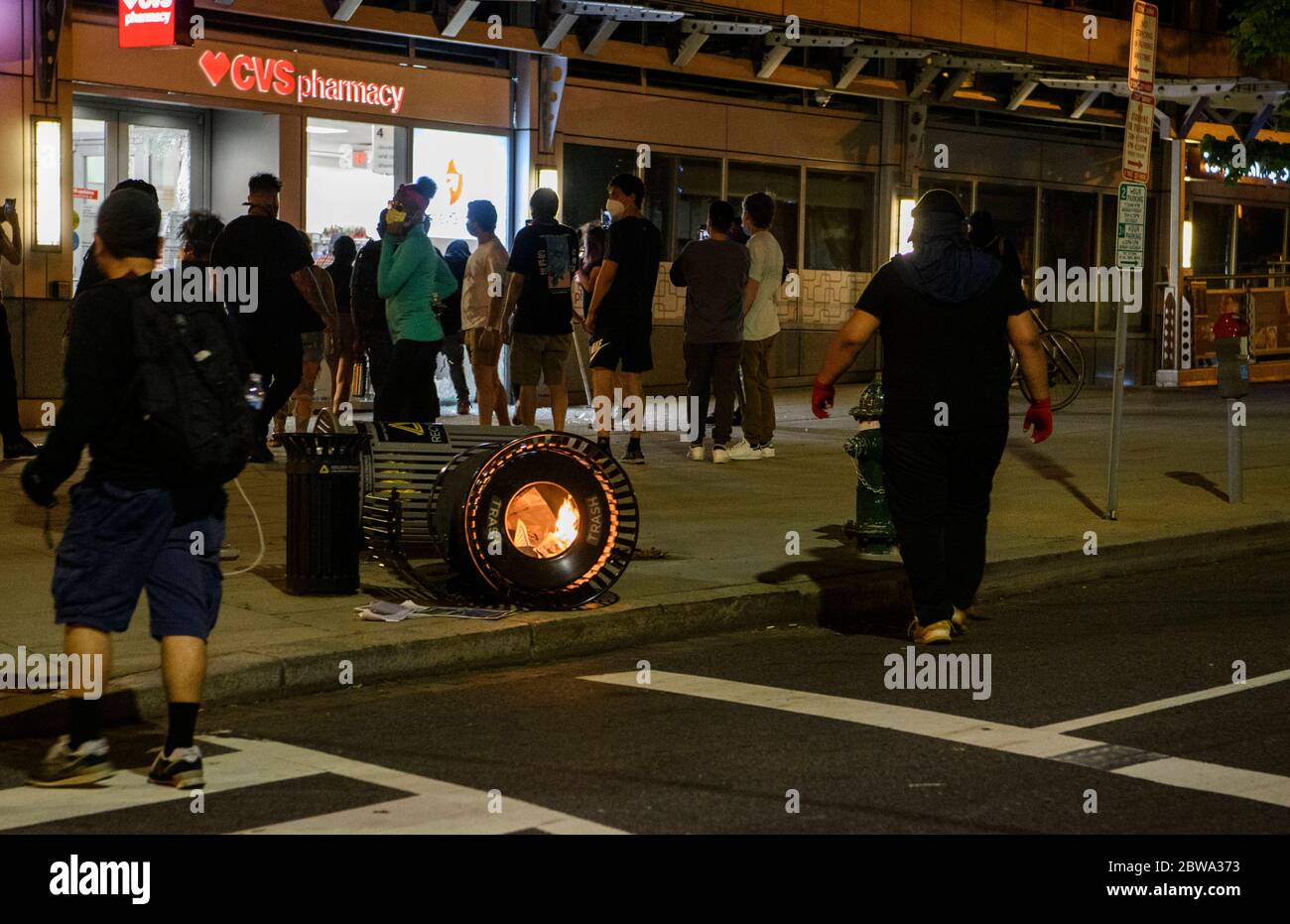 Washington DC, Washington DC, Stati Uniti d'America. 31 maggio 2020. Un gruppo di persone perde una farmacia CVS all'angolo tra Pennsylvania e 19th Street. Le proteste a D.C. si svolgono nella notte, con più di 1,000 al Lafayette Park vicino alla Casa Bianca. I manifestanti sono fuori su tutto il territorio nazionale dopo l'uccisione di George Floyd da parte della polizia di Minneapolis. DC Metro polizia, segretezza servizio polizia e Park polizia alla fine spinto i manifestanti fuori dal parco e nelle strade di D.C. Credit: Perry Aston/ZUMA Wire/Alamy Live News Foto Stock