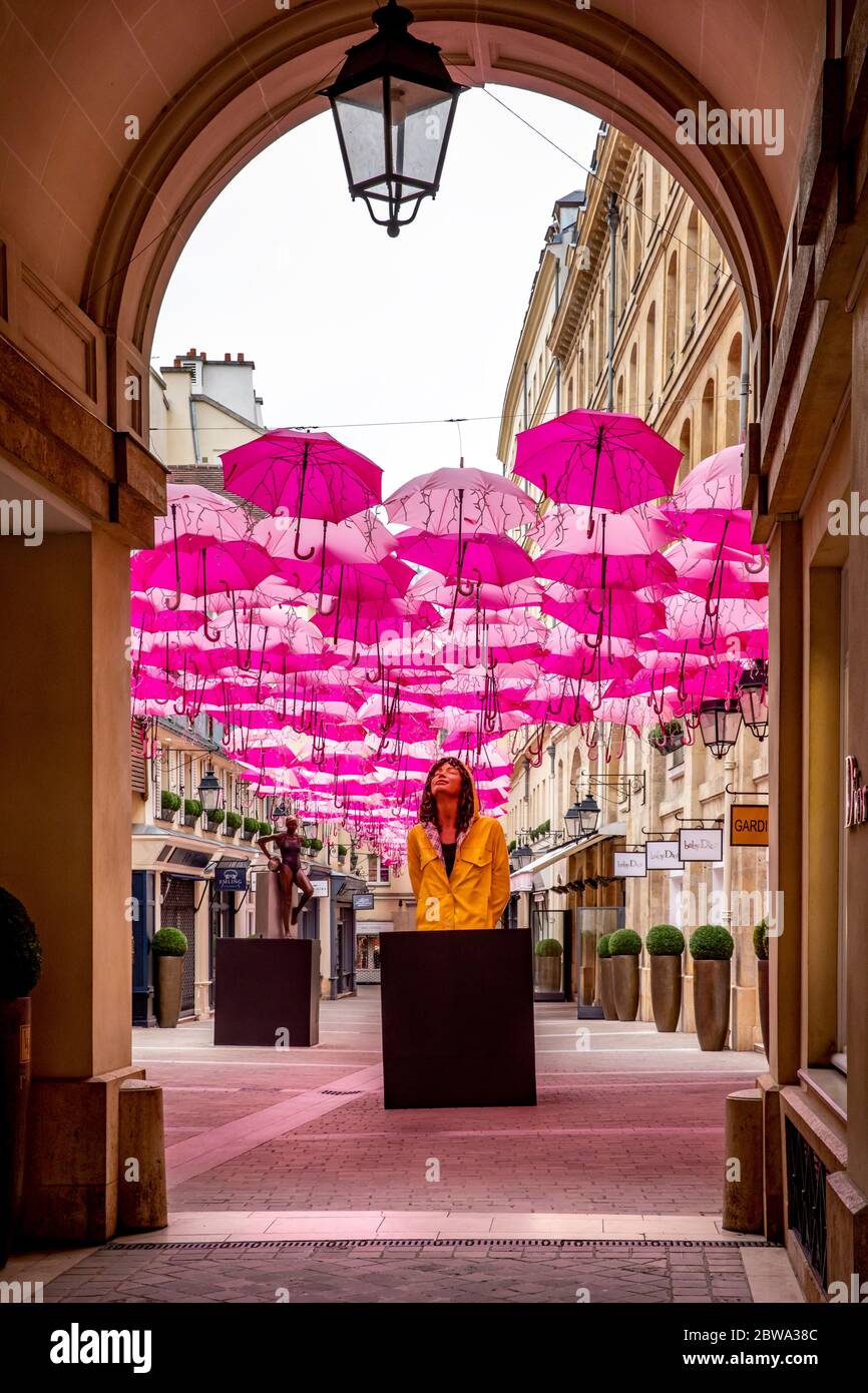 Parigi, Francia - 17 marzo 2020: Vista del Villaggio reale di Parigi con un 'cielo ombrello'. Il Paris Royal Village Passage si trova vicino alla Chiesa della Madeleine Foto Stock
