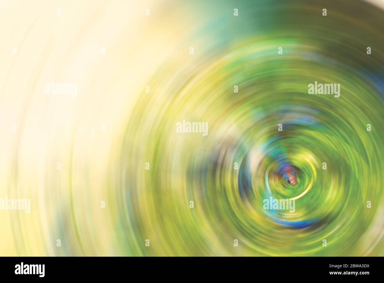 Sfondo astratto di sfumatura del movimento radiale del cerchio di spin di tono verde. Foto Stock