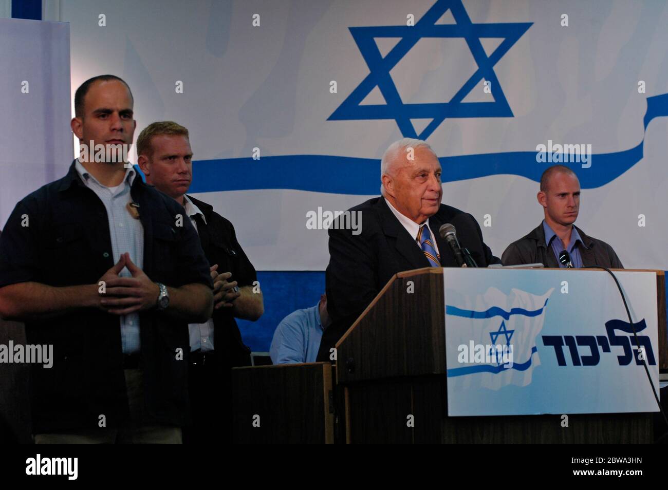 Le guardie del corpo, membri del Dipartimento di sicurezza protettiva dell'Agenzia di sicurezza israeliana meglio conosciuta con l'acronimo Shabak o il servizio di sicurezza interna di Shin Bet Israel circondano il primo ministro israeliano Ariel Sharon mentre parla ai membri del suo partito alla convenzione centrale del partito del Likud. Tel Aviv Israele Foto Stock